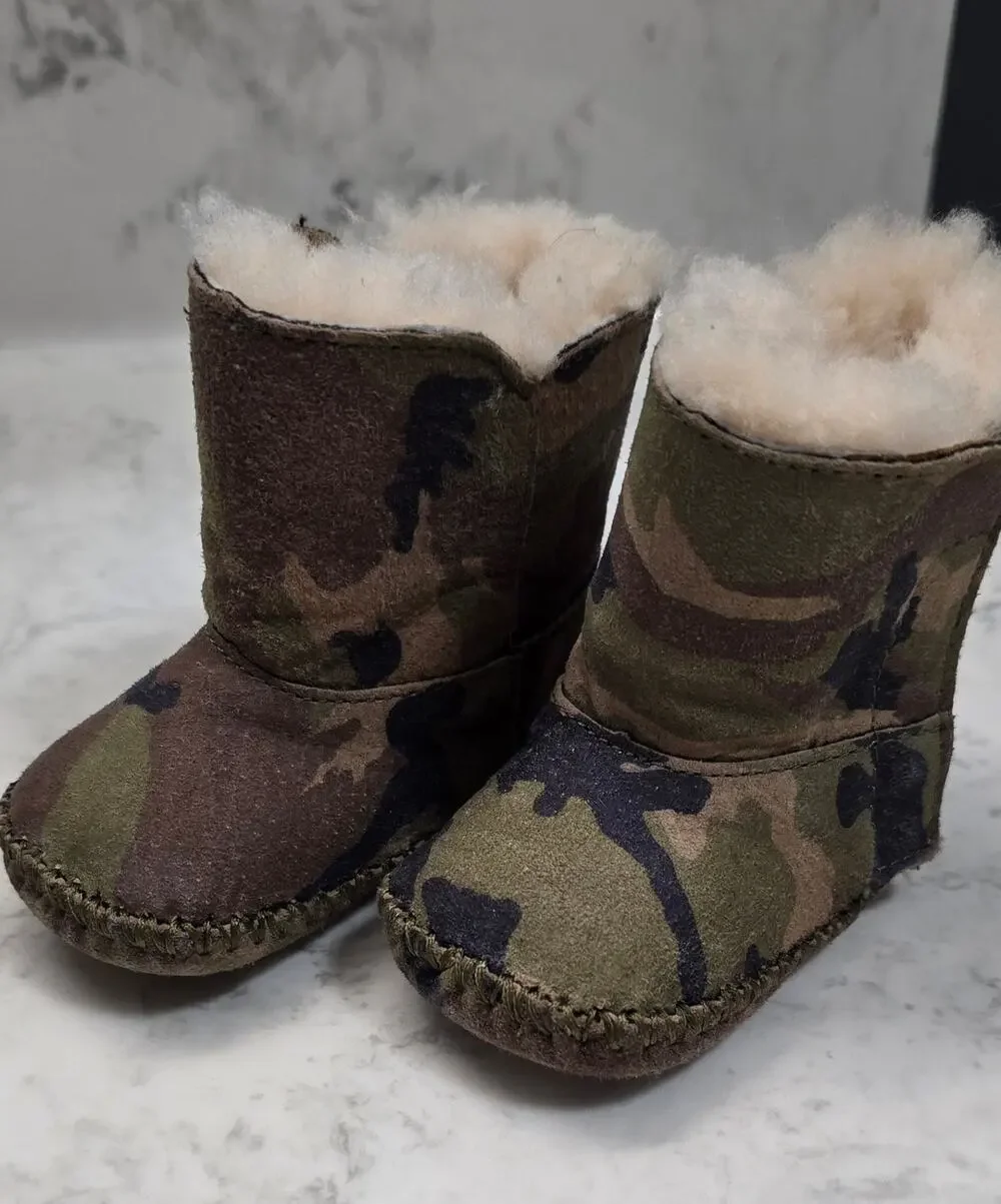 BABY UGGS CADEN CAMO BOOTS SOFT AND COZY SIZE 0/1 6-12 MONTHS